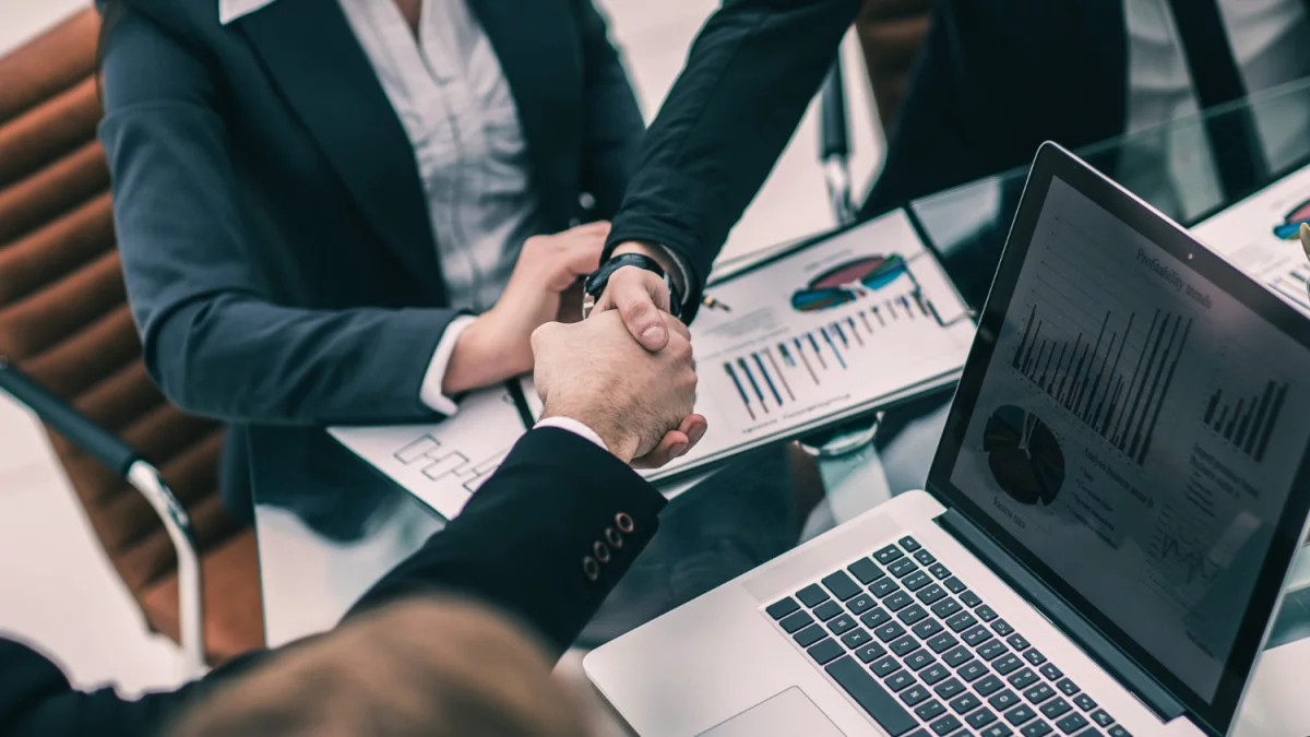 Prace dekarskie lub blacharskie na dachu? Sprawdź czy z podnośnikiem nie będzie łatwiej